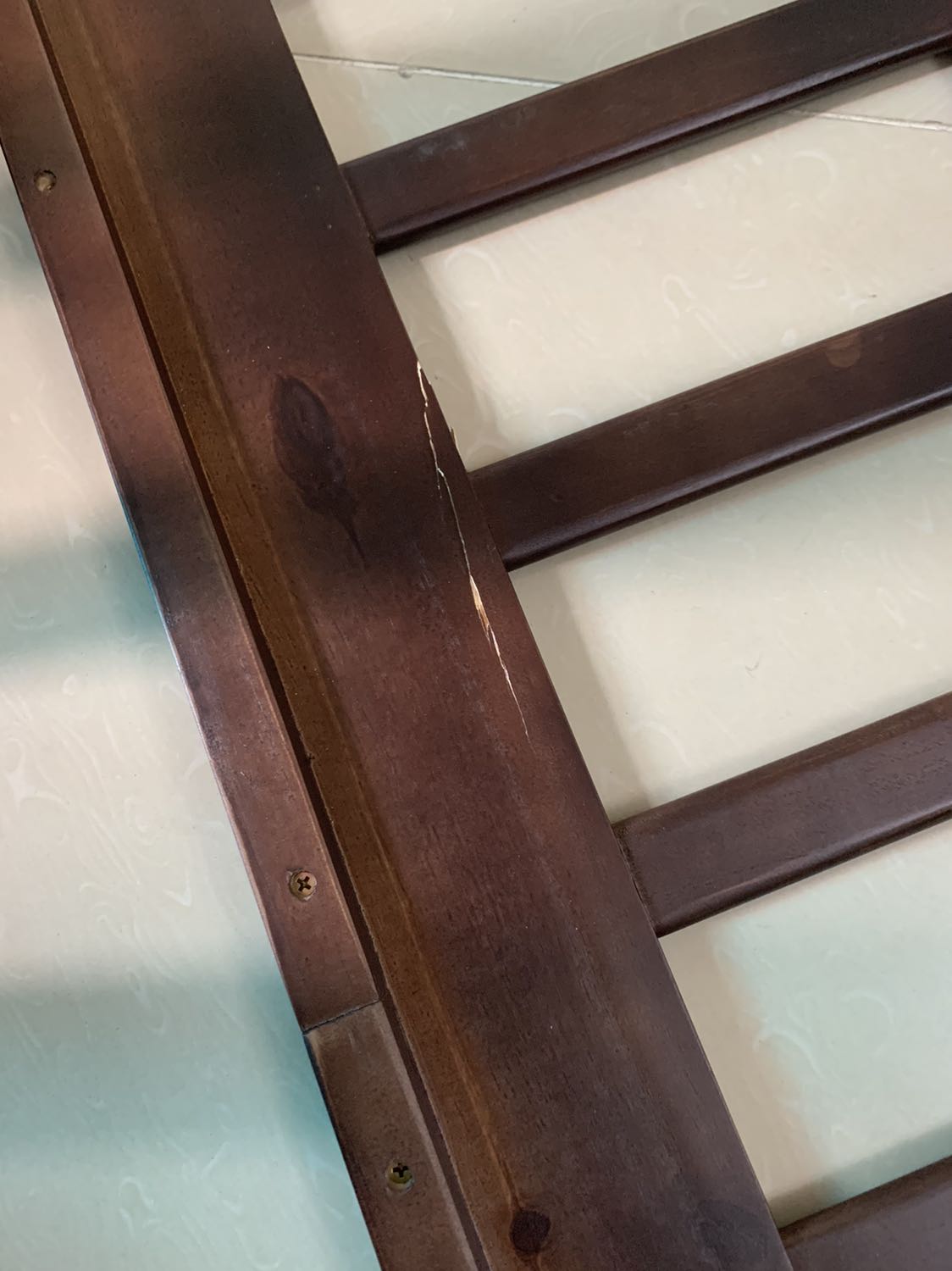 Chất lượng gỗ xấu, vận chuyển không cẩn thận nên có thanh chắn bị gẫy, rát giường dễ gãy. Nhắn shop xin video cách lắp nhưng ko thấy shop trả lời