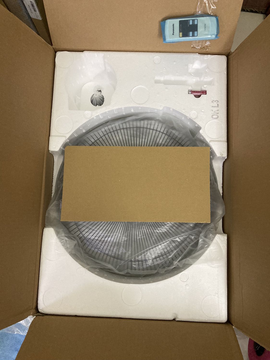 Xài ổn, mạnh, êm. Quạt nặng, chắc. Nâng chiều cao lên khá cao. Mẫu mã khá giống với 1 sản phẩm quạt khác của KDK, nhìn như 2 anh em hơn 95%