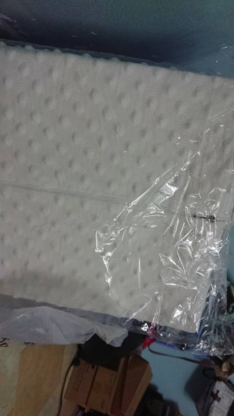 Đang đi làm nên không có chụp ảnh ngay, ưng cái gối lắm. ngủ ngon hơn, sang dậy thấy khỏe hơn nhiều. cảm ơn shop. Gối này m mua ở siêu thị phải 400k đấy mng. m không nghĩ shop bán rẻ mà lại đẹp thế. Gội đẹp như ý mình mong muốn luôn :))) êm ái làm sao. Thực sự ngủ rất sâu giấc, hàng miDoctor đúng rất tốt, trước tôi mua bên đai chống gù, túi đựng chăn màn bên này.. Nay mua thêm sp gối cao su nữa, ngủ rất thích, tôi sẽ tặng cho bố mẹ chồng và các con cho mọi người ngủ đủ giấc hơn. Thực sự rất êm ái. Sản phẩm lúc mua về thấy hút bẹp mình nghĩ nó hỏng hoặc làm sao, nhưng mở 1 lúc thì nó phồng lên, nằm ôm vừa vặn cổ, không bị mỏi như những gối bông ép. Và lúc gối thì êm, xong lún vừa đủ, khi không gối nữa thì hàng lại căng đầy như cũ!!
Sẽ còn ủng hộ sp bên shop dài hạn nữa!!! Có điều hơi có 1 chút mùi, để mở khoảng mấy tiếng là bớt mùi