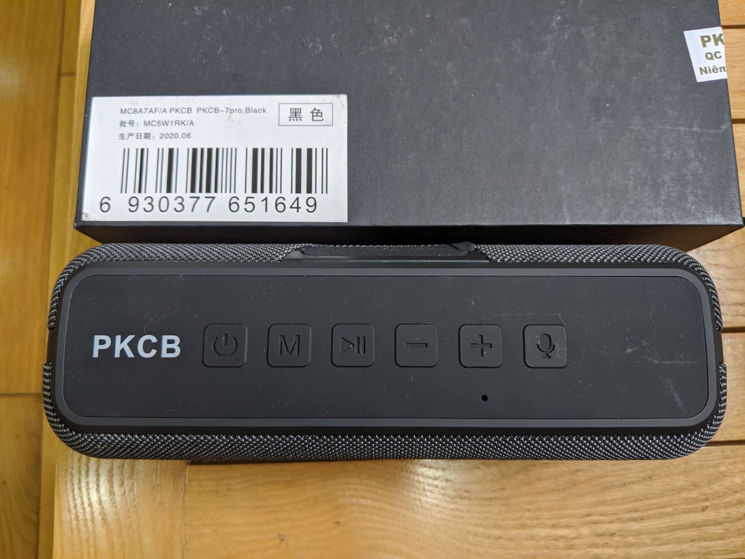 Đã nhận hàng và khui hộp thử luôn: Loa nhỏ gọn, rất chắc chắn, âm thanh to rõ Stereo rất hay, tiếng bass rất sâu nhưng tiếng treble hơi kém. Phụ kiện không có sạc kèm theo, Phiếu bảo hành không có thông tin của nơi tiếp nhận bảo hành, nếu cần bảo hành biết gửi về đâu hả Shop?