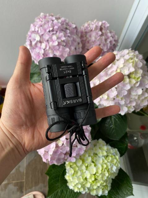 Ống nhòm nhỏ gọn dễ mang theo. Nhìn khá tốt, ở khoảng cách 100 m có thể đọc được biển số xe.