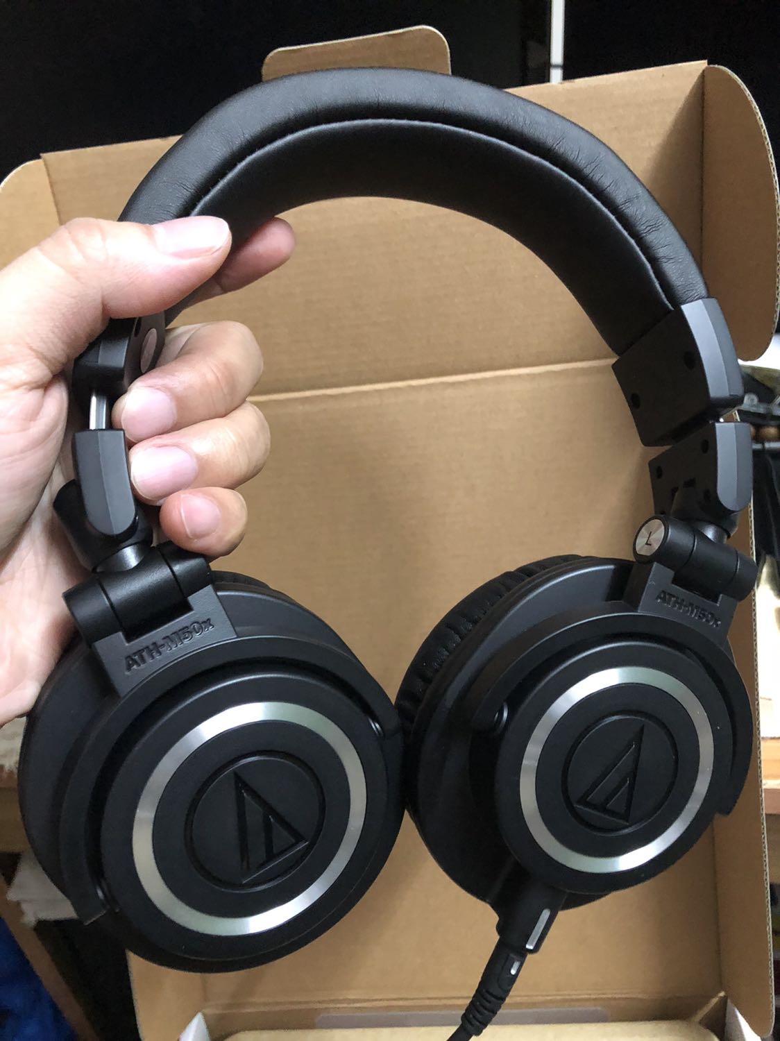 Đúng với 2 chữ huyền thoại, nghe trong, rõ, bass ấm, đeo rất kín tiếng luôn, có đều đeo lâu thì hơi hầm tai, nếu ko quen sẽ rất khó chịu
Nói chung là quá tuyệt vời, rất đáng đồng tiền bát gạo