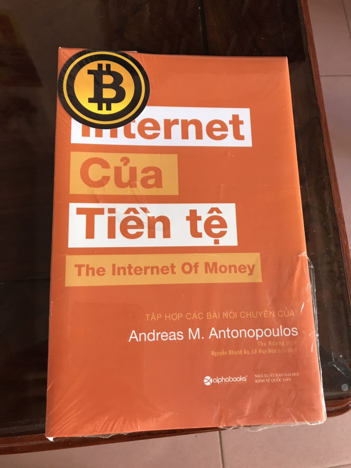 Shop giao hàng trễ 1 tí so với dự kiến, hộp ngoài thì hơi nát nhưng bên trong gói chắc chắn không ảnh hưởng sách. Giá sale 70% còn 60k. Nội dung chưa đọc nên chưa đánh giá được