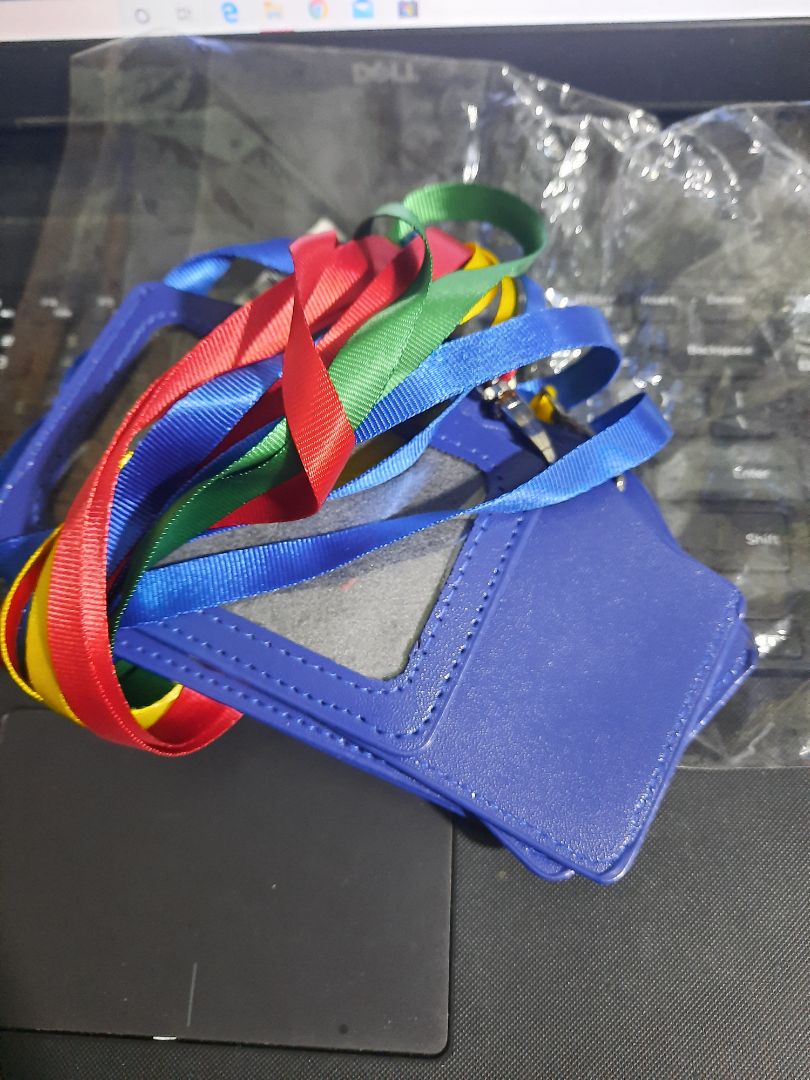 Màu bảng tên không giống như ảnh mẫu. Màu dây đeo thì không có các màu như hình ảnh minh họa. Thất vọng với tiki lần này!