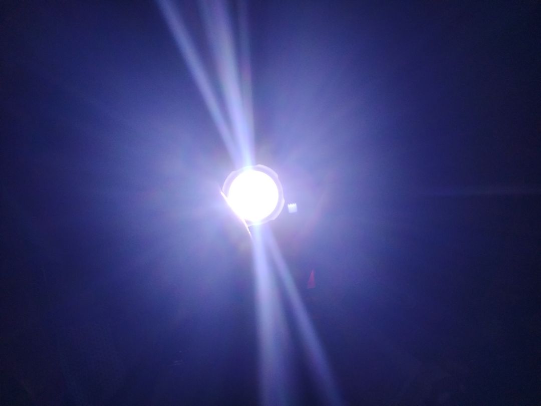 sài tạm ae ạ mà ae nào là thợ điện thì cứ thay pin cho con đèn đuôi lí do ae phải sạc thì mới lên đó là đèn đuôi bị chết pin ae ạ thay xong thì vẫn dùng bình thường thôi