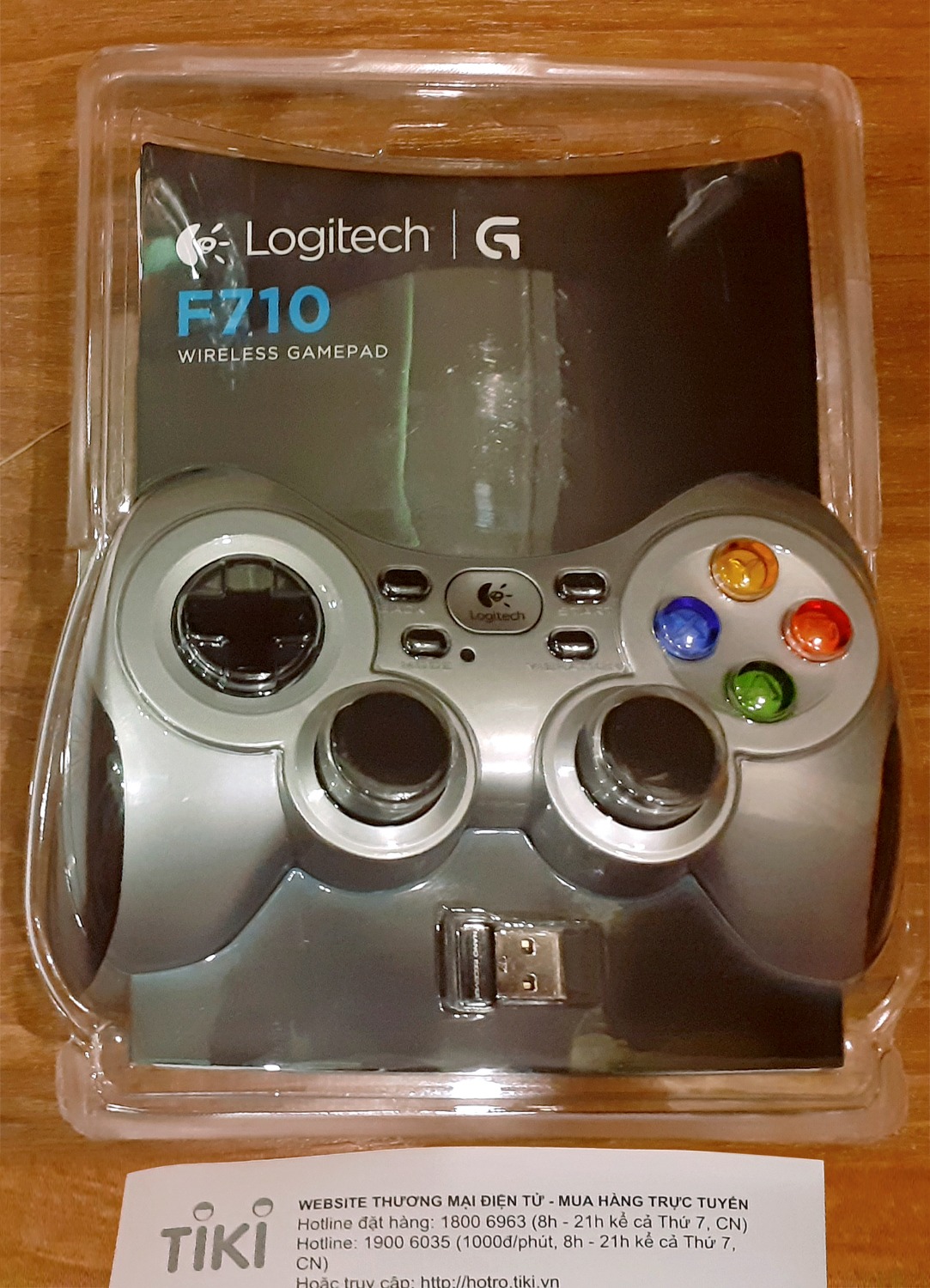 Tiki Trading giao hàng rất nhanh, sản phẩm mới nguyên hộp, chính hãng Logitech, tay game cầm rất chắc tay, nút bấm nhạy, chơi sướng hơn tay game có dây nhiều.

      Tìm được 1 nhà bán hàng online uy tín để yên tâm mua hàng đã khó, mà tìm được 1 nhà bán hàng online uy tín và chế độ hậu mãi chu đáo, bảo vệ quyền lợi cho khách hàng càng khó hơn. Cảm ơn Tiki.vn đã mang đến cho tôi cả 2 sự yên tâm nói trên. Vừa qua tôi gặp vài sự cố khi mua hàng nhưng đã được các nhân viên tổng đài chăm sóc khách hàng 19006035 và bộ phận giải quyết khiếu nại của Tiki hỗ trợ tối đa, giải quyết mọi việc tốt đẹp, thấu tình đạt lý. 

     Một lần nữa cảm ơn Tiki.vn. Kính chúc Tiki.vn ngày một phát triển lớn mạnh và mãi giữ trọn niềm tin yêu của khách hàng./.