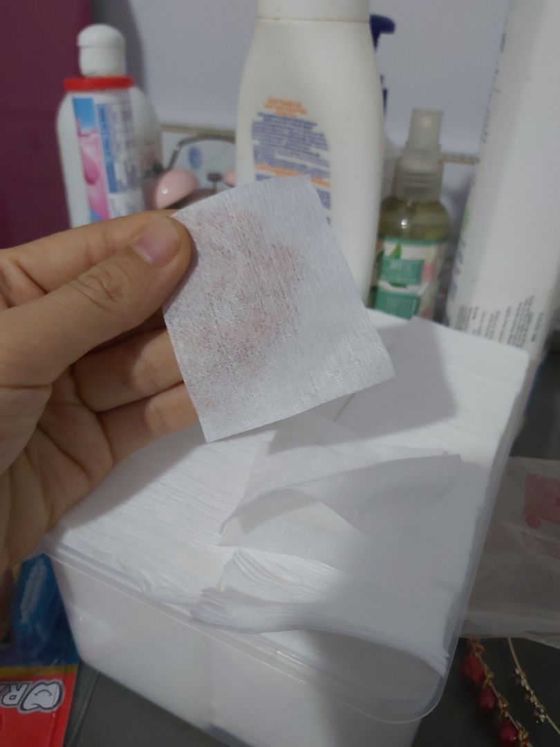 Mình thực sự hơi thất vọng khi nhận được sản phẩm. Đây hông gọi là bông tẩy trang mà chỉ là miếng mút mỏng lét. Muốn dày hơn thì dùng 2 3 miếng nhưng do chúng ko match vào nhau nên lúc lau cứ tuột lên tuột xuống. Mình sẽ không mua lại SP này.