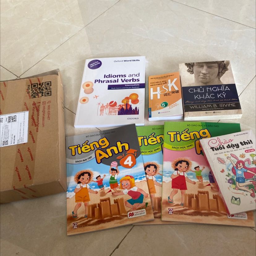 Rất thích khâu đóng gói cũng như bảo vệ sách không móp méo của Fahasa. Sách mình coi qua review thấy tích cực nên mua về chứ chưa đọc nên không nhận xét đươcn nội dụng.