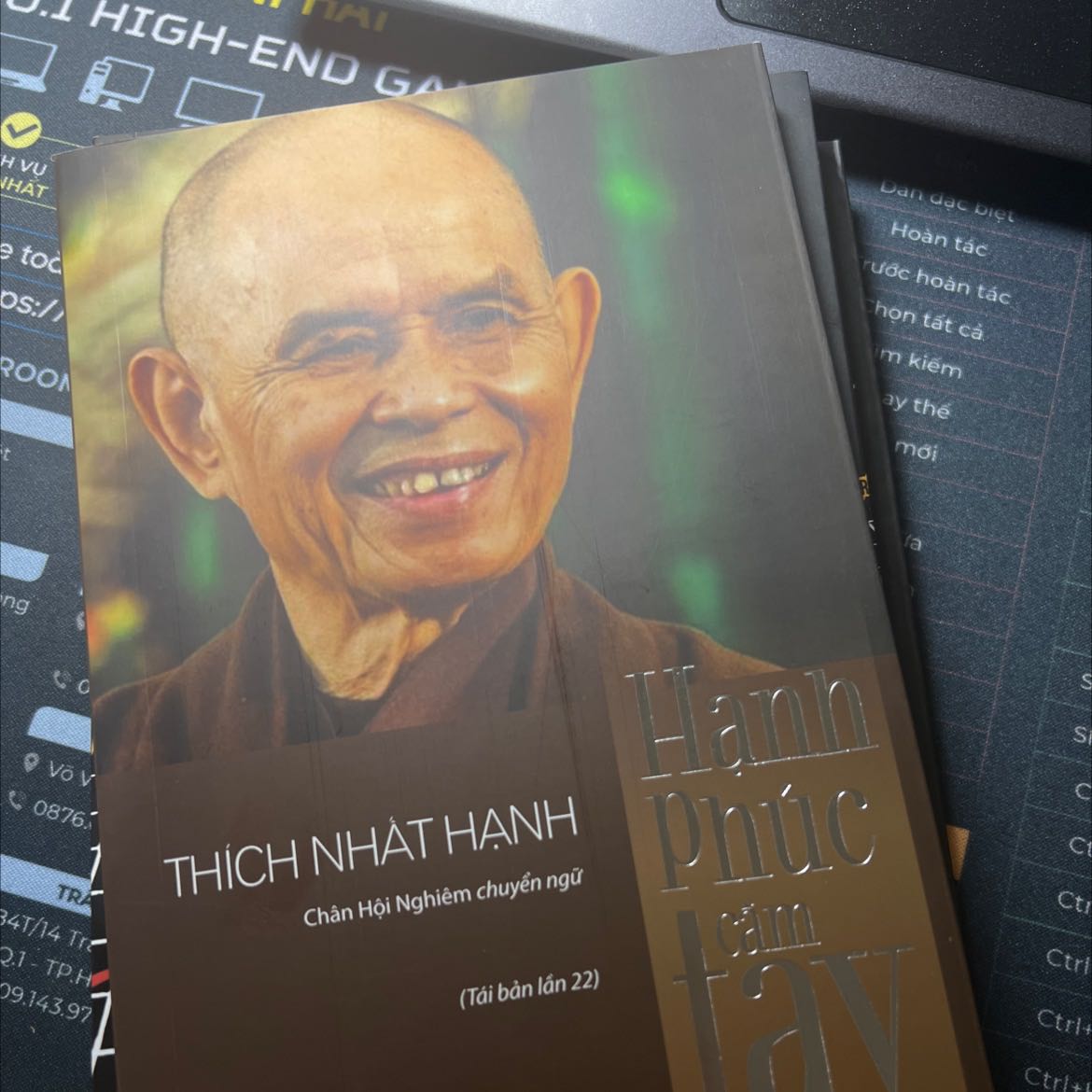 Mình đã mua lại cuốn sách này lần thứ 2. 1 trong những quyển ngắn nhưng lại cô đọng nhất của thầy💗 mọi khái niệm trong đạo Phật về vô ngã, vô thường, năm uẩn..đều dc thầy diễn giải hết sức cô đọng và dễ hiểu trong cuốn này. 1 cuốn sách khiến mình dc khai sáng rất nhiều thứ và thấy đạo Phật qua góc nhìn của thầy thực sự là 1 tôn giáo rất vượt thời đại, ko hề mê tín mà lại rất thiết thực gần gũi giống như bản chất thật sự của thiên nhiên cây cỏ vậy. Đọc sách của thầy thấy tâm mình bình an lắm
Mn ai muốn tìm hiểu thêm về đạo Phật nên mua quyển này nha. Cực kì bổ ích
Sách bên này bản to và cứng cáp nha mình hài lòng