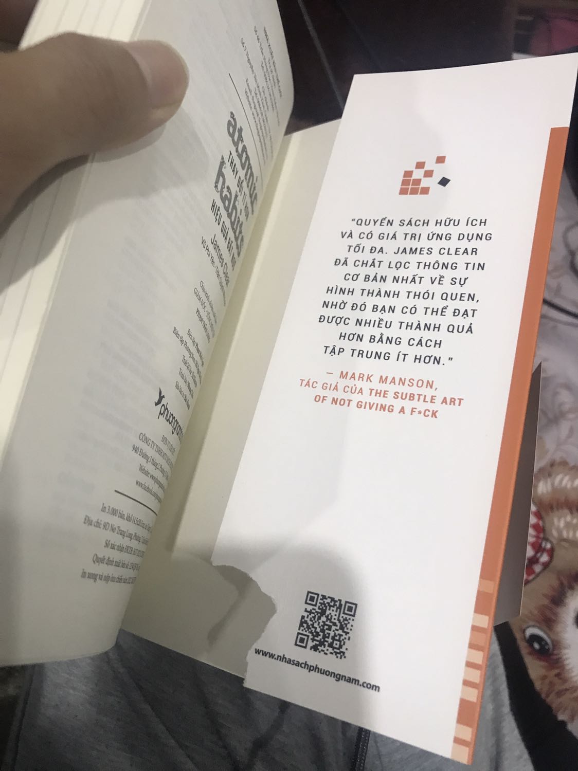 Trời ơi!! Sách không còn nguyên seal tưởng ngon lành?

Quyển này mình mua gần như giá bìa.
Mình mua về được mấy hôm rồi, đọc vẫn để nguyên đai tức là mình không tháo cái gì, sách mới mua về như nào giờ vẫn như thế. Mình đọc hơn 100 trang nhấc lên tuột cái đai sách mình nhét lại đai thì lộ ra bìa gấp sau sách bị rách một góc như này 😱  nhìn mà hoang mang vì lần đầu tiên bị trường hợp như này. Mình không kiểm tra vì không biết trước với nhà bán cũng đựng sách vào túi plastic nhìn khá ok.  Khi phát hiện mình nghĩ không biết người đóng gói giao cho tiki có biết không? Trường hợp không biết cũng có nhưng chắc sẽ ít vì phải kiểm soát hàng mà. Trường hợp biết rách nhưng vẫn giao thì chỉ để đẩy hàng đi vì sách này bán ở hệ thống nhà sách thì chẳng ai mua sách rách cả :) 

Tiki chỉ hỗ trợ đổi hàng trong hai ngày thôi, giờ quá hai ngày rồi mình muốn đổi thì quá thời hạn quy định, không biết làm sao. Nhưng sách lỗi từ bên bán. Nhờ Tiki support cho mình cái này.