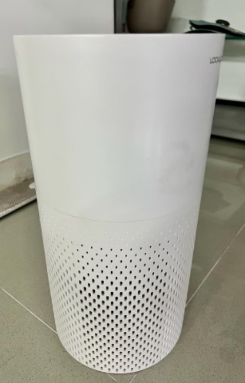 Máy xài rất tốt, đáng đồng tiền bát gạo mua.
Mình từng đắn đo giữa máy lọc không khí của LocknLock và Xaomi, cuối cùng mình chọn mua LocknLock ngay ngà sale được giảm giá chỉ còn dưới 2tr
Mua lâu rồi mà hôm nay mới lên review được vì sau 1 tháng sử dụng thì thấy quá là ưng, lọc không khí 3 mức độ, mức Sleep êm dịu vô cùng không 1 tiếng động, còn chỉnh hẹn được thời gian tắt nữa.
Vì là sử dụng nút bấm cơ nên dù Mẹ mình lớn tuổi vẫn sử dụng dễ dàng nha, máy còn có thể lọc mùi nữa đó. Nên mua nha mọi người.
Chính sách Bảo hành trên Tiki thì quá ưng luôn khỏi bàn nè