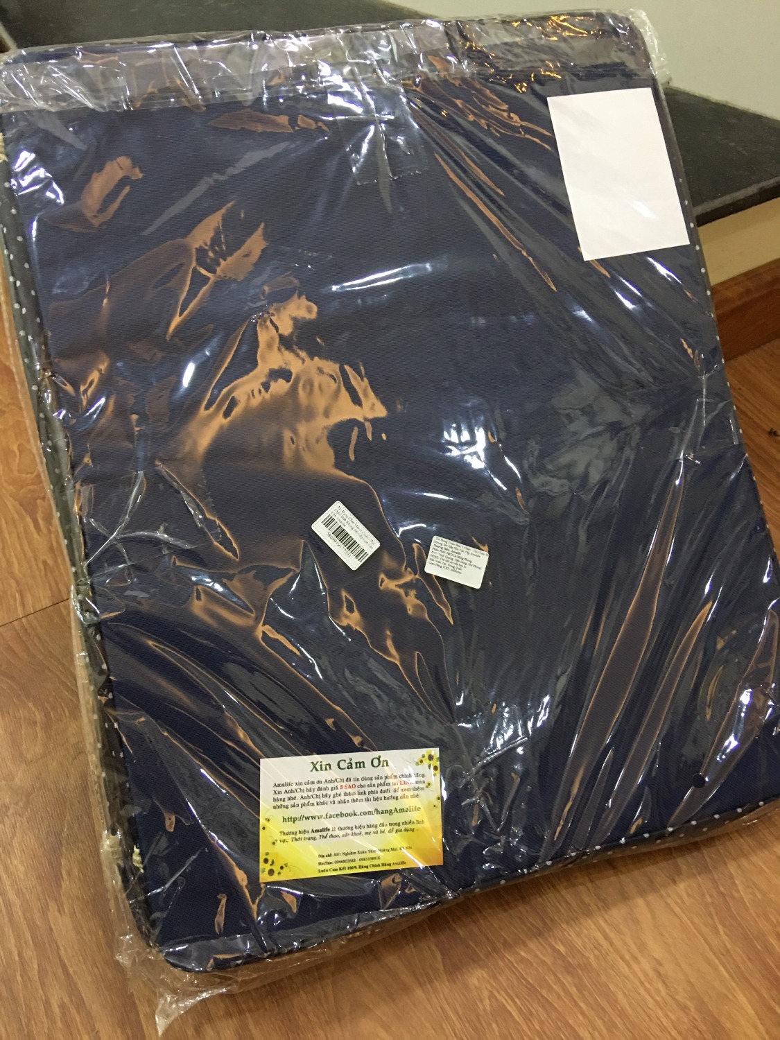 Vô cùng chắc chắn. Dùng rất là thích, vì có thể đựng chứa đc nhiều đồ quần áo và chăn màn
Khóa kéo tiện lợi và chắc chắn,
Có thể xếp được nhiều đồ đạc kể cả đồ chơi của bé con
Mình mua cho 2 bố mẹ mấy cái, về cho các cụ đựng đồ quần áo cũ, các cụ rú lên thích thú vì nhìn kiểu cách rất ưng ý hí hí .
Vui lắm shop ạ. Cảm ơn Amalife nhé!