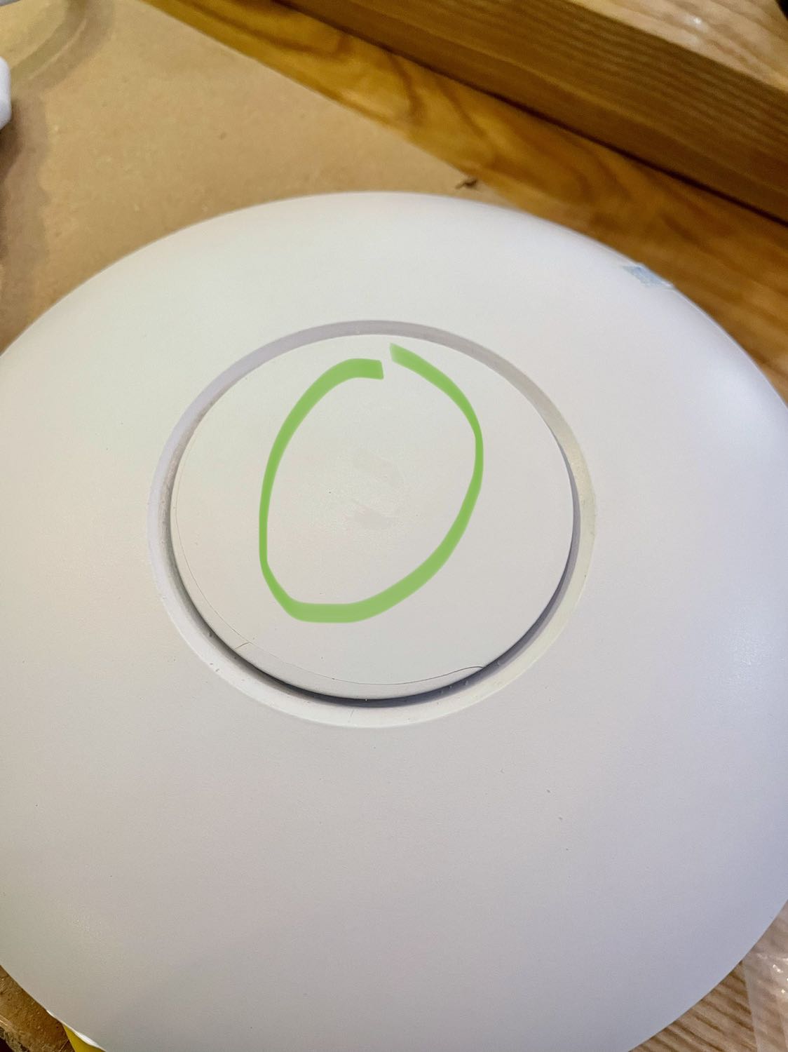 Hàng cũ, bể nứt, logo bay màu mà lại giao cho khách hàng. Không biết shop xử lý thế nào khi lại giao hàng thế này.