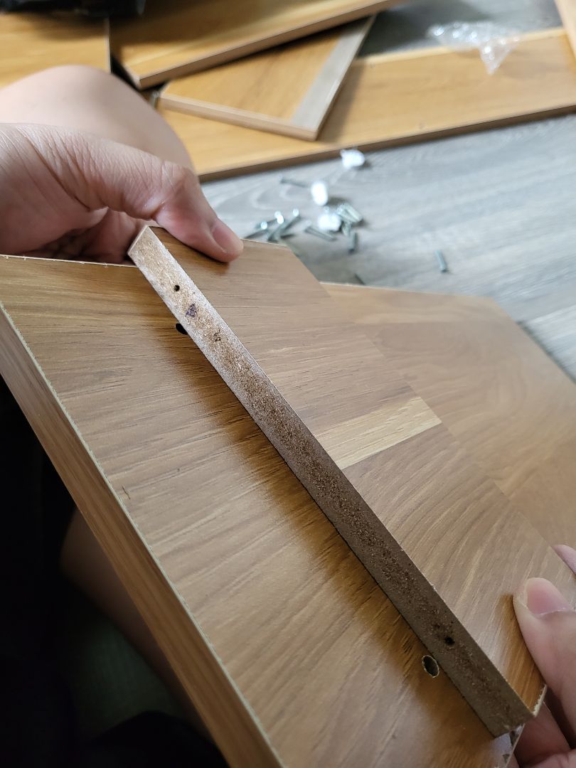 Gỗ bị trầy xước nhiều, lỗ đóng đinh bị lệch nhau nhiều, phải tự đục lỗ mới. Ko có nhựa bọc, nên vít đâm trực tiếp vào gỗ, gỗ mỏng có chỗ đóng vít vào thì nứt gỗ. Gỗ bị trầy xước nhiều, lỗ đóng đinh bị lệch nhau nhiều, phải tự đục lỗ mới. Ko có nhựa bọc, nên vít đâm trực tiếp vào gỗ, gỗ mỏng có chỗ đóng vít vào thì nứt gỗ.