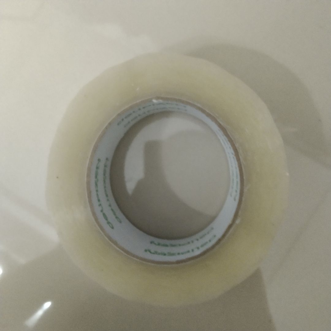 cuộn băng keo to dữ dội, phù hợp cho văn phòng hoặc shop gói hàng, ship hơi lâu xíu nếu bạn ở HCM