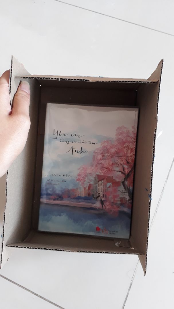 Khi vừa có hàng, mình rất vui và nóng lòng mở sách ra xem!! Nhưng khi mình mở ra, mình cảm thấy hơi bực! Đơn hàng chỉ có 1 cuốn, nhưng Tiki lại cho nó vào cái hộp rất to và không có mút xốp chèn sách lại!! Kết quả là sách mình lật banh tung tóe, mép trang sách bị gấp lại cả 2 3 chục trang!! Nhìn rất xót!! Còn nữa, cuốn truyện nhìn khá cũ. Cầm cuốn truyện lên cảm thấy bụi bám đầy trên bookcare luôn, cái bookcare cũng không hề ôm chặt vào cuốn truyện, trên bìa cuốn truyện thì cũ và hơi dơ, mình phải giở hết bookcare ra khỏi cuốn truyện, lấy khăn giấy thấm nước rồi lau toàn bộ bookcare cho sạch, truyện thì phải lấy gôm tẩy cho hết mấy vết bẩn đi!! Cầm cuốn truyện có giá hơn 100 nghìn mà nó lại như thế này thì mình thật sự bực mình và thất vọng!! Chưa kể, bên trong KHÔNG HỀ CÓ BOOKMARK!! Mình thật sự ngỡ ngàng luôn, không biết nói gì nữa. Cứ như là cuốn truyện này bị đọc, bị dùng qua rồi ấy!! Cũ, gấp nếp trang sách, mất bookmark ... Đây là đơn hàng tệ nhất mà mình từng được nhận!! Mong Tiki cải thiện hơn!!