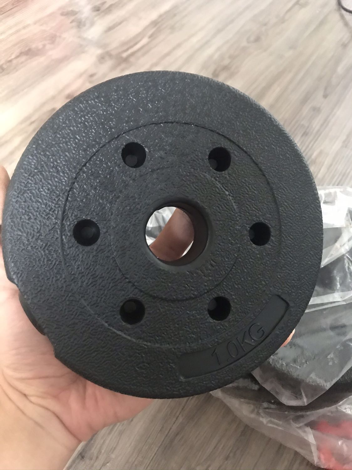 Đong gói tốt kĩ càng, tổng trọng lg 10kg là tính cả cái thanh, chứ bánh tạ chỉ có 9kg thôi.
Nhưng dùng ok với cả gọn, tập mất thời gian xoáy vòng ra vào để lắp thôi. Cái roăng là nhựa nên hi vọng ko bị kẹt do biến dạng.
Hài lòng Đong gói tốt kĩ càng, tổng trọng lg 10kg là tính cả cái thanh, chứ bánh tạ chỉ có 9kg thôi.
Nhưng dùng ok với cả gọn, tập mất thời gian xoáy vòng ra vào để lắp thôi. Cái roăng là nhựa nên hi vọng ko bị kẹt do biến dạng.
Hài lòng