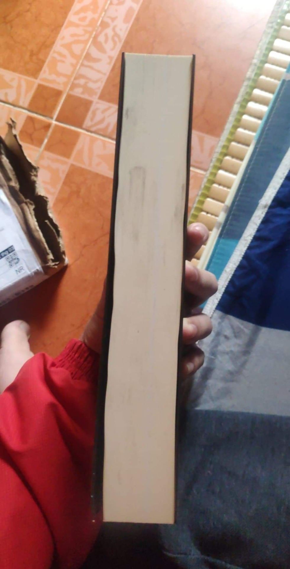 Lần đầu tiên đặt hàng ở Tiki nhưng thật sự thất vọng cách đóng gói hàng sơ sài của Tiki Trading. Sách ở trong không được bọc thêm gì luôn, có mỗi quyển sách xong đóng gói hộp giấy bên ngoài. Lúc nhận hàng còn thấy ướt 1 góc hàng, mở ra thấy sách trần trụi, không bọc thêm gì, may mà không ướt hỏng sách, chỉ hơi ẩm tý thôi. Mà thấy nhiều người cũng phàn nàn về tình trạng đóng gói của Tiki Trading dạo gần đây rồi. Mong Tiki Trading rút kinh nghiệm.