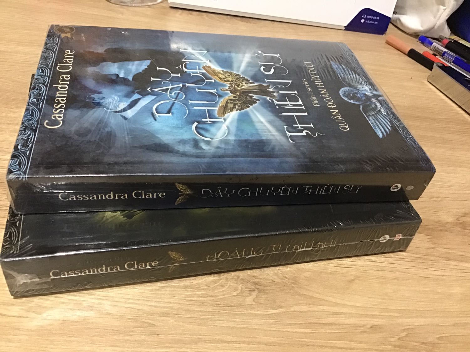 Nếu ai đã là fan của series Vũ khí bóng đêm, thì không thể bỏ qua series Quân đoàn hủy diệt này, vẫn là câu chuyện xoay quanh về thế giới của các thợ săn bóng đêm, nhưng bối cảnh câu chuyện như ngược dòng thời gian đưa người đọc về nước anh dưới thời Victoria, với các nhân vật đã từng xuất hiện trong series vũ khí bóng đêm: như James carstais, tessa gray và Will Herondale, cũng như giải thích phần nào bí ẩn xoay quanh về những người con thất lạc của nhà Herondale. Nội dung kịch tính trên từng trang sách, đưa người đọc như phiêu lưu vào 1 thế giới khác.
Điểm trừ nhẹ, sách xuất bản lần này không đồng đều, khi cuốn 2 có vẻ dài hơn cuốn 1 chút xíu, nhưng vì nội dung có thể lướt qua cg dc.