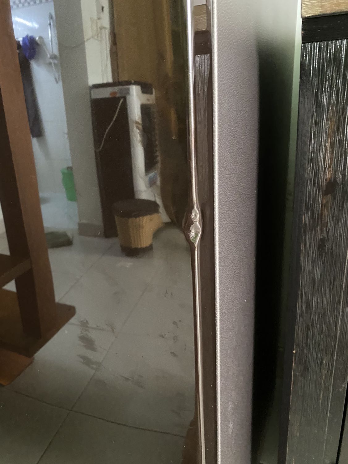 Tin tưởng không kiểm tra hàng, nhờ người ở nhà nhận hàng giúp, 10 ngày sau mới về mở ra thấy tủ bị móp o