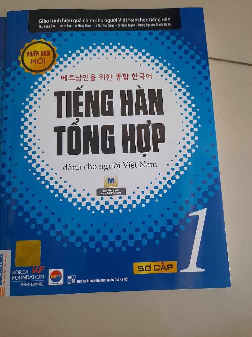 Hôm nay vừa mới nhậ đc hàng là lên review cho mn lun nèeee 
sách rất là xinkkk xẻo nhoooo mn 
tuy là bản trắng đen nhưng mà chữ in siêu rõ nét, kh sợ bị khó đọc
tiki thì giao hành nhanh khỏi bàn rồi 
mong rằng là mình sẽ sớm học xong em sơ cấp 1 này để mua thêm 1 quyển sơ cấp 2 nữa 
Mn cùng mình cố gắng học tiếng Hàn nhaaaaa 💜💜💜