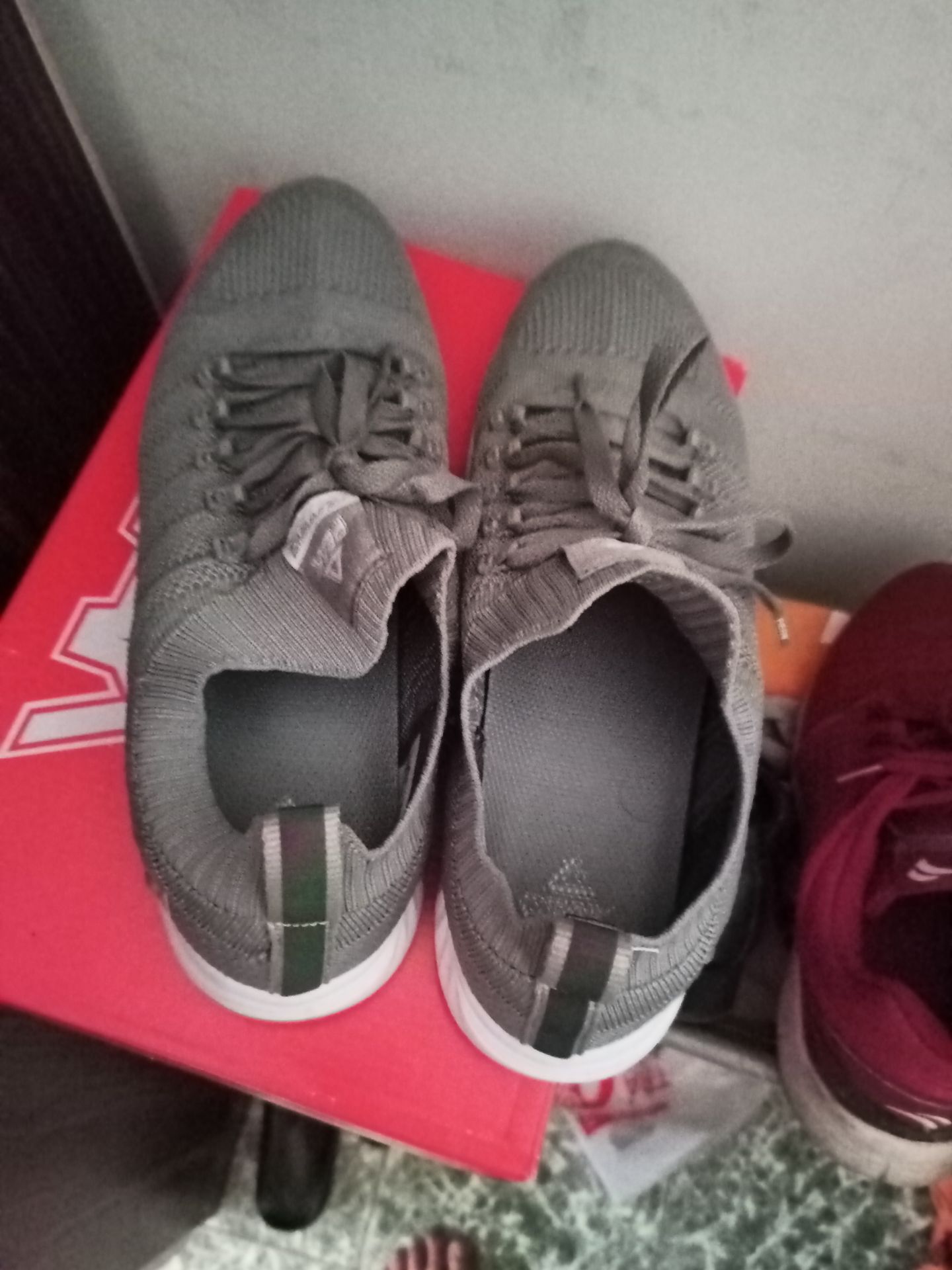 Thông số size bị rộng rồi, mình dùng size 44 2-3 hãng vừa chân mà tới loại này lại bị rộng