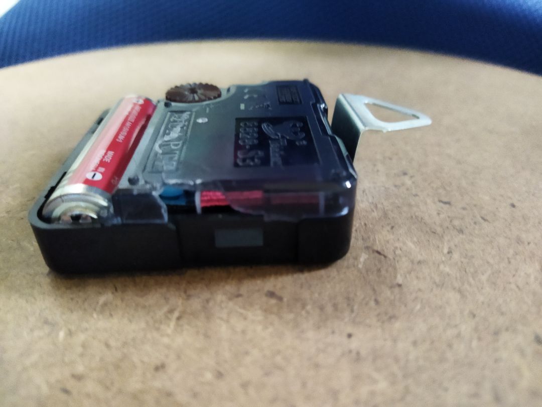 đồng hồ dỏm, mặt gỗ thì tưa gần hết, dán giấy hoa văn lên nhưng bung gần hết rồi,không dán keo. kim đồng hồ yếu ớt sắp rơi rụng hết. hộp máy thì bung bể, gắn pin không chạy. đồng hồ không có mặt kính nha.
đồ tệ. má sáng sớm nhận hàng thấy mất tiền tức vl. 
shop *** nạn. lẽ ra cho 0 sao mà trên tiki đ có, 1 sao vẫn là quá cao cho shop thế này.
shop bán hàng kém chất lượng, *** đảo, làm ăn *** , nhắn tin không trả lời.