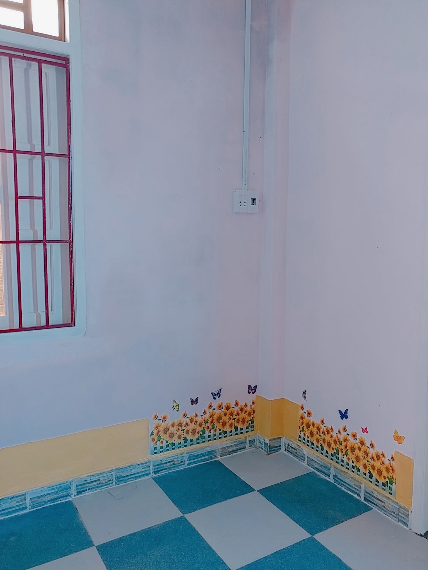 Mới dán được khoảng 1 tuần thì thấy cũng ok, mà lâu lâu sau này thì không biết ổn không nữa ☺ ,vì chân tường nhà mình sau mỗi trận mưa thì hay bị ẩm ướt