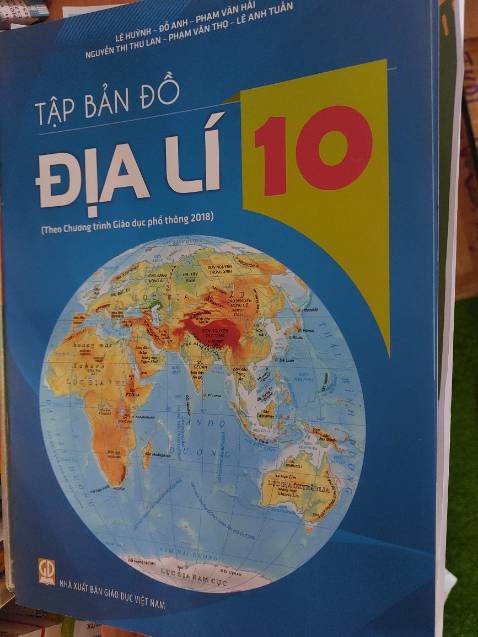 Tập bản đồ Địa lí 10
Địa lí chung, Địa lí tổng hợp
Ôn các kì thi học sinh giỏi và Olympic.