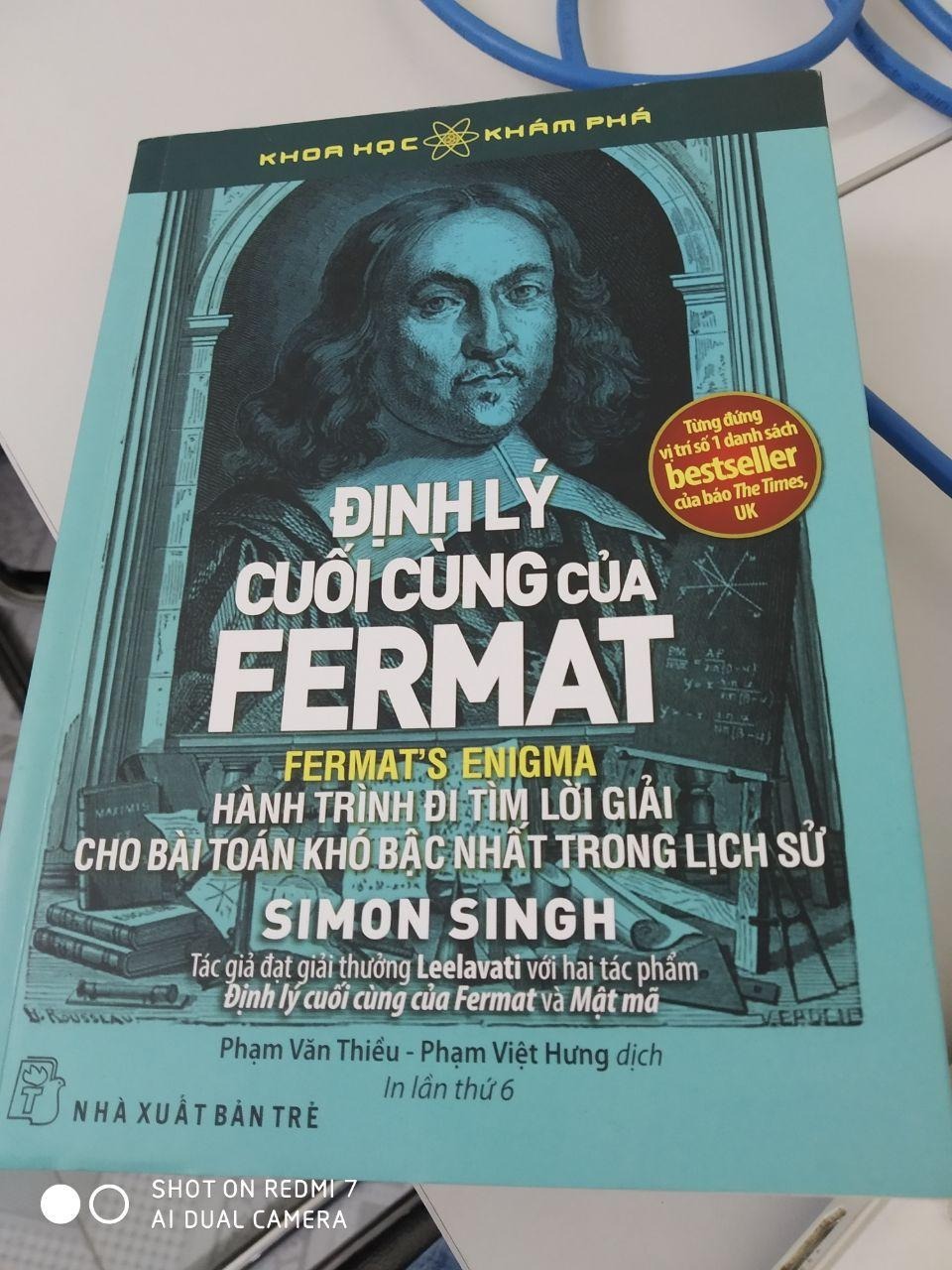 Ban đầu đọc tiêu đề mình nghĩ là một cuốn khô khan (quyết định mua do đọc cmt của các bạn) nhưng thực chất là sách hài ngầm :v 
- Nội dung sách: không chỉ nói đến định lý cuối cùng của Fermat mà còn nói đến lịch sử của định lý này, tác giả của định lý, cuộc đời của ông, những điều liên quan, những nhà toán học liên quan, những người đã cố gắng chứng minh định lý, quá trình phát triển của toán học, quá trình chứng minh định lý, đọc sách mới biết và hiểu được nhiều điều, đặc biệt là cuộc đời của những nhà toán học, biết được tính thích "cà khịa" của ông Fermat, sự cống hiến hết cuộc đời của Euler, hội yêu toán của ông Pythagor, biết được nếu muốn hiểu bản chất hình học thì nên tìm đọc cuốn Hình học cơ sở của Euclid(đã được dịch), muốn học đại số thì tìm sách Arithumetica -Diophantus (hi vọng sẽ được dịch) mà đọc, nhiều bài toán hay được đưa ra và giải thích một cách dễ hiểu.
- Hình thức: Bìa đẹp, giấy thì hơi mỏng, có một hai trang bị nhăn nhưng do nội dung quá ok nên mình không quan tâm lắm :v
- Một số sách hay toán học nên đọc, hay và hài không kém: 17 phương trình toán học làm thay đổi thế giới (mình không thể tìm được bản cứng, đành phải đọc bản mềm, tuy hơi bất tiện nhưng do quá thích nên đành chấp nhận),  5 phương trình làm thay đổi thế thới (phương trình vật lý) , Chúa trời có phải là nhà toán học :)))))
Mình xin hết ! lần đầu review nên có tâm xíu cũng do quá yêu thích cuốn này :v