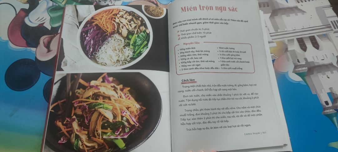 Sách dỡ, viết toàn chung chung ko có, phương pháp nấu ăn tệ, không cụ thể chi tiết, trình bày khó hiểu.. đọc chán. toàn  những nguyên liệu mắc tiền, tốn kém. nhà nghèo thì ko ăn uống healthy được à. à nên phân ra nhiều mục, ăn khem, ăn sang, cho 1 người (mà 1 người sao cho tiết kiệm, 1/4 của bơ, 3/4 còn lại bảo quản ntn), cho gia đình,... Mâm cơm gia đình có các món thì nên hướng dẫn cụ thể từng món. (như món canh cà tím đậu phụ có biết nấu đâu, xem trên mạng thì mua sách làm gì nữa)