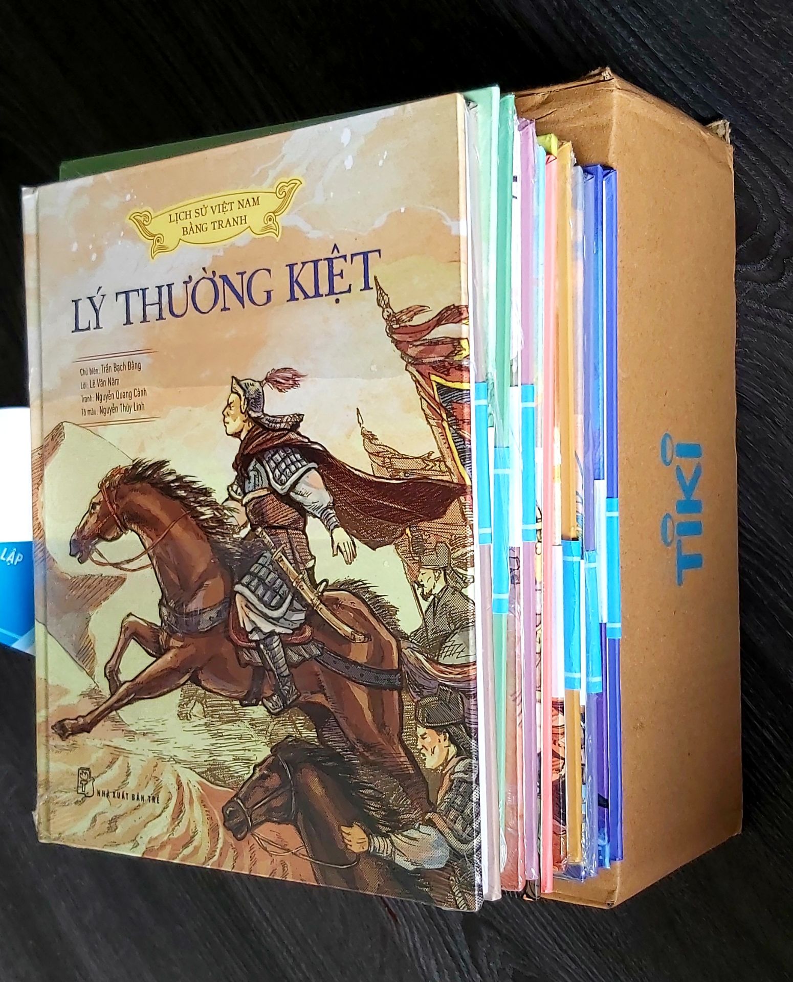 Sử cũ chép về Lý Thường Kiệt: "Bày trận đường đường, kéo cờ chính chính, vạn thẳng sâu vào đất khách, phá quân ba châu như chẻ trúc, lúc tới còn không ai đánh địch, lúc rút quân còn không ai dám đuổi, dụng binh như thế, chẳng phải nước ta chưa từng có bao giờ? "  (Theo Việt sử tiêu án, Ngô Thì Sĩ.
NXB Trẻ đã rất đầu tư cho bộ sách một diện mạo mới chuyên nghiệp. NXB đã chọn hình thức tái hiện Lịch Sử Việt Nam bằng tranh rất hấp dẫn ko chỉ với bạn đọc nhỏ tuổi mà cả người lớn. 
Sách được giao nhanh và đóng hộp cẩn thận. Luôn ủng hộ Tiki với dịch vụ nhanh gọn. Like & Thanks!