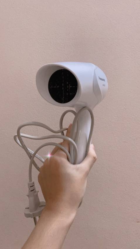 Mình đã sử dụng máy, máy mới xinh xẻo nhỏ gọn, cầm nắm nặng và chắc tay lắm. 
Lúc đầu thấy máy hơi nhỏ nghĩ sấy lâu khô tóc nhưng máy chạy rất êm, công suất tốt, sấy tầm 5p là tóc đã gần khô và không bị nóng quá. Lúc sấy có một chút mùi hôi vì máy còn mới.
Tiki no.1, máy mới, & xịn và đẹp, giao hàng nhanh.