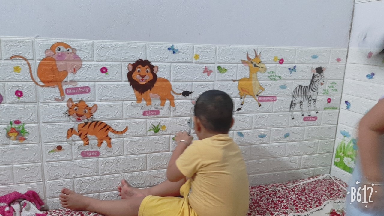 CÁC CON THÚ TO, BÉ RẤT THÍCH, MÀ DÁN PHẢI CẨN THẬN VÀ DÁN 1 LẦN THÔI, THÁO RA DÁN VÀO 2~3 LẦN THÌ DỄ TRÓC.