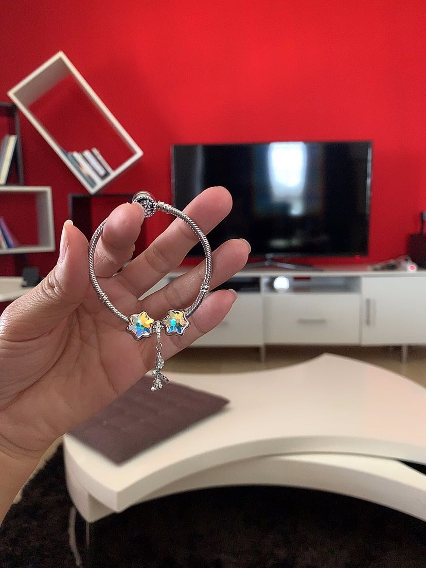 Đã nhận được vòng tay , rất là ưng ý nè, sản
phẩm thực tế đẹp hơn trong hình luôn lấp lánh lung linh . Sẽ ủng hộ shop nữa.