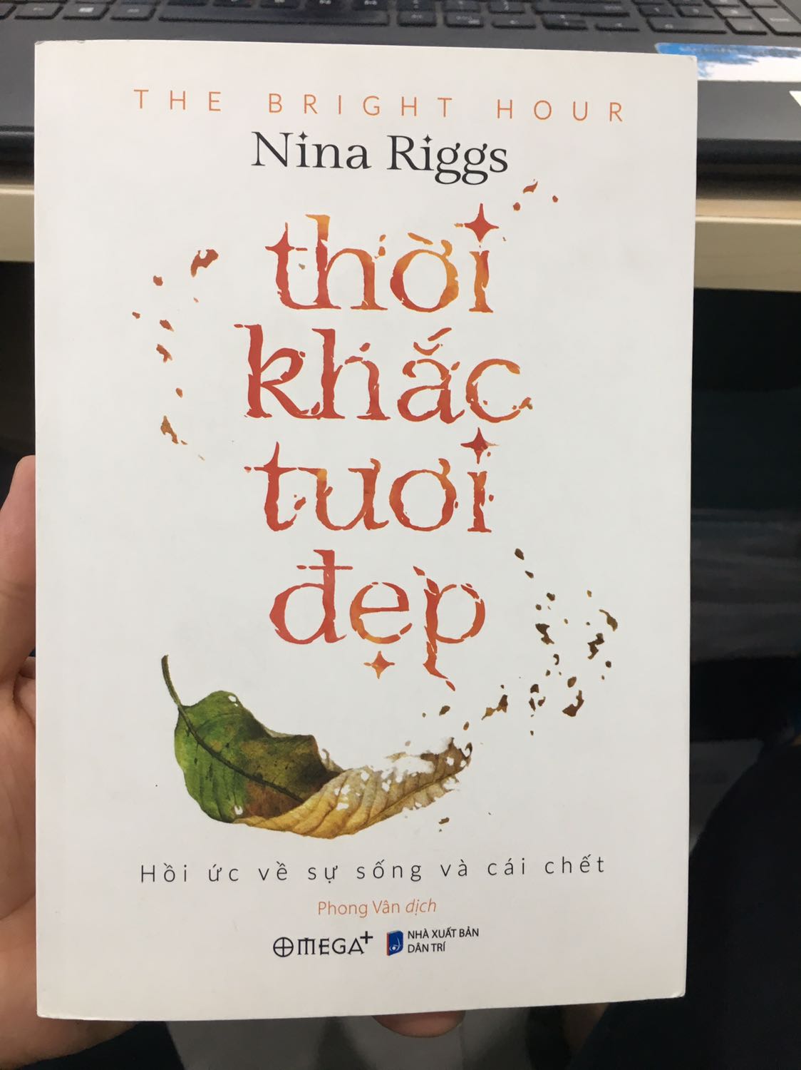 Mua sách của Tiki rất nhiều lần, sách đẹp, chất lượng sách tốt. Ship nhanh và giá cả cũng rất cạnh tranh. Tuy nhiên mình góp ý với Tiki và các nhà cung cấp khác. Do là sách nên khi vận chuyển sẽ bị va đập mạnh dẫn đến mép, móp và dập bìa. Nếu có thể thì Tiki và các nhà cung cấp nên bọc sách lại vừa hạn chế đc méo móp lại vừa giữ đc mùi giấy mới và ko bị mốc. Những cuốn sách mình mua lần này đều bị méo bìa, bụi và mốc. Đánh giá 5 sao nhưng rất mong Tiki và nhà cung cấp lưu ý thêm