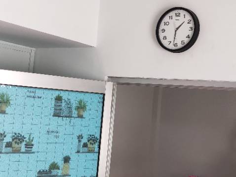 Màu sắc ok, đen đậm trắng tinh nên nhìn từ xa thấy rất rõ. Kim đồng hồ chạy chuẩn và kim giây chạy êm ru ko phát ra tiếng