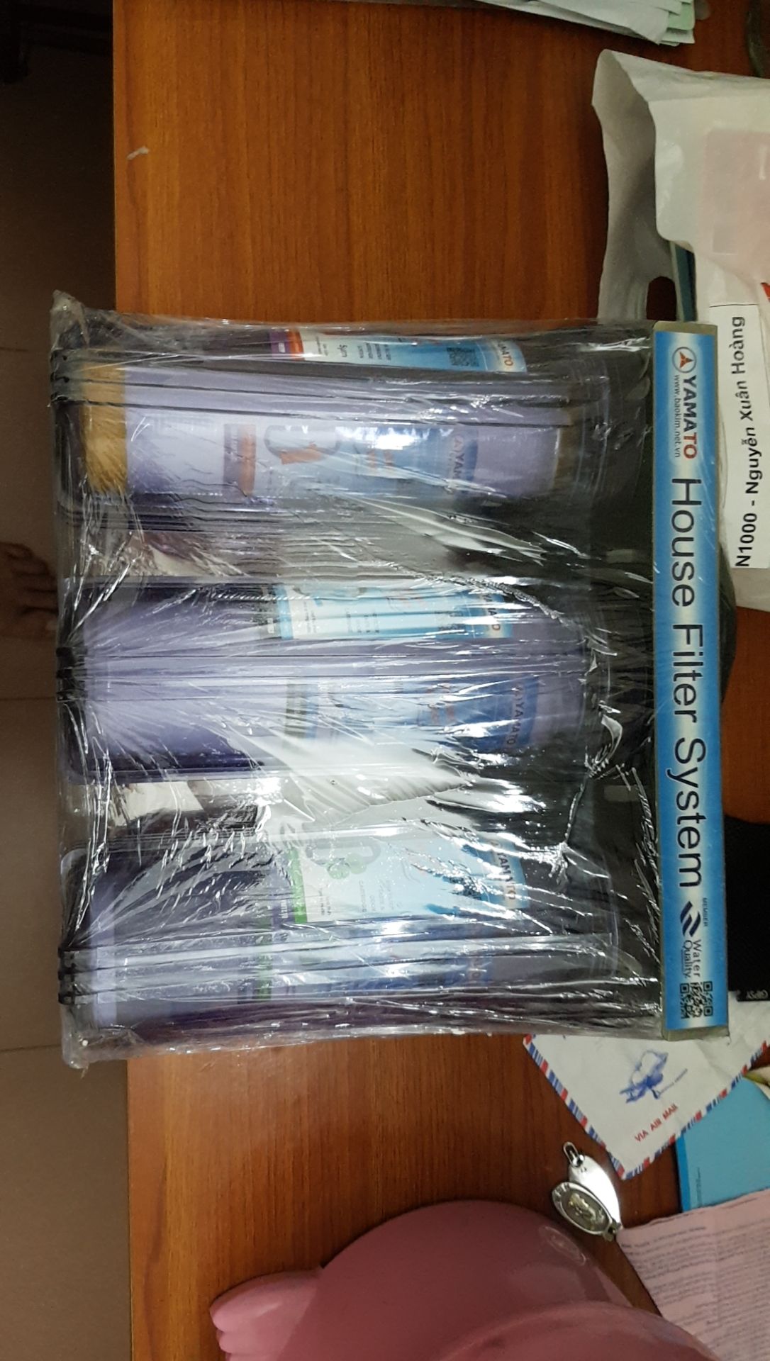 Nhà đã có máy lọc hịn nên mua lọc này để lọc "tiền trạm" giảm việc thay lõi lọc nhưng đọc review các bác toàn chê nên muốn mua có phần hoang mang nhưng sau khi xem các trang tmdt khác thì vẫn chọn tiki là đối tác, giá tuy cao nhưng bù lại free ship, đổi trả chắc cũng ổn hơn ( dù mua hàng đâu ai mong phải đổi). Nhà cung cấp nói chung là có nguồn gốc rõ ràng, dòng này thường nhưng quét Q code cũng có site 9 hãng. Lắp đặt chảy nước hay ko là do mình nhé, cần kỹ mới được vì đồ liên quan đến nước ko đơn giản. có đôi hình ae xem qua, hãy ủng hộ.