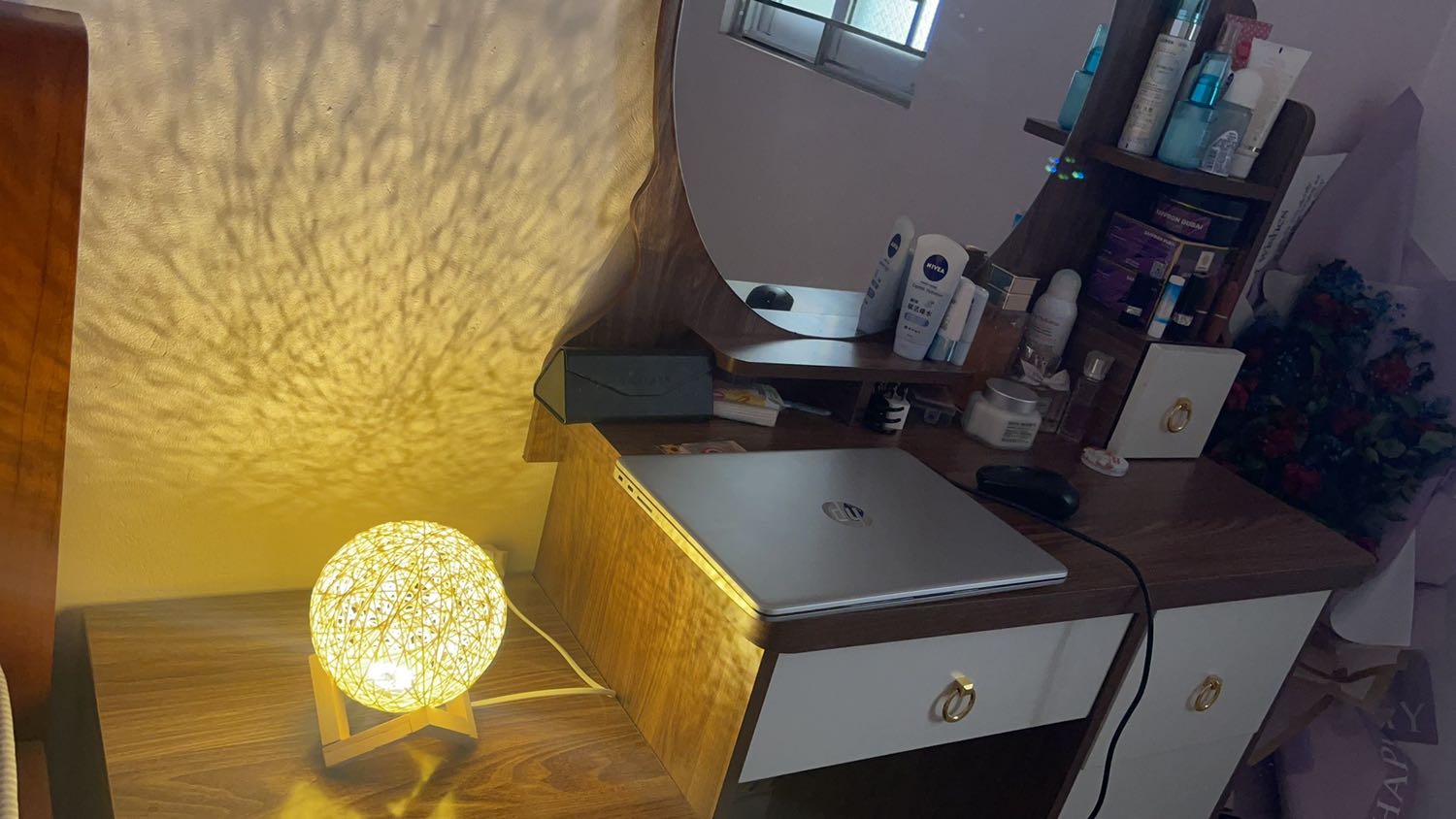 Dễ thương lắm luôn. Nhưng ko biết độ bền thế nào. Và nếu đèn bị cháy thì có thay dc đèn ko nhỉ