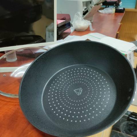 Gặp dịch giao hàng quá lấu, Chấp nhận thông báo hẹn lại từ 7-10 ngày nhưng đến ngày thứ 15-16 mới GH. Trừ 1*  GH.
Chảo đẹp, giá thành tốt. Đang xử lý theo hướng dẫn trên mạng trước khi sử dụng để tăng độ bền của chảo. Hi vọng sẽ dùng được lâu