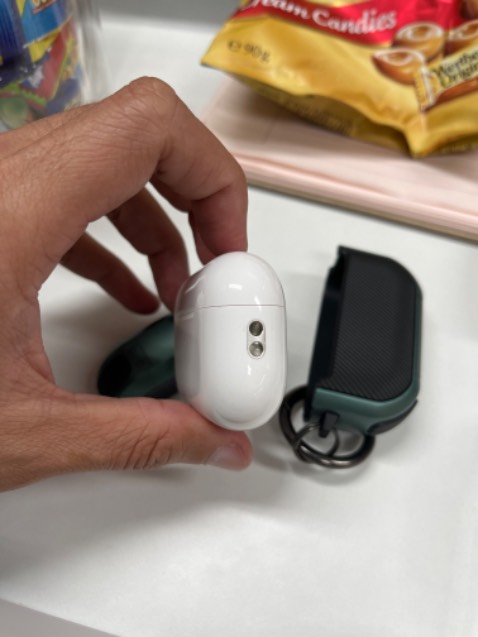 Đây là vỏ case của Airpods Pro gen 1, không phải bản 2022. Bản 2022 có thêm phần lỗ móc dây mà vỏ case bít lại mất thì để làm gì?