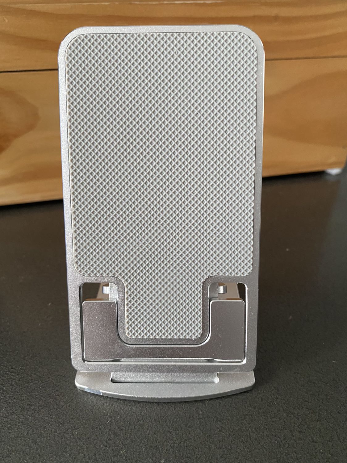 Hàng thiết kế gọn, chất lượng ok nhưng có 1 khuyết điểm là nếu để điện thoại ở nấc thấp nhất cũng là nất hợp lý nhất thì không thể gắn được dây sạc !