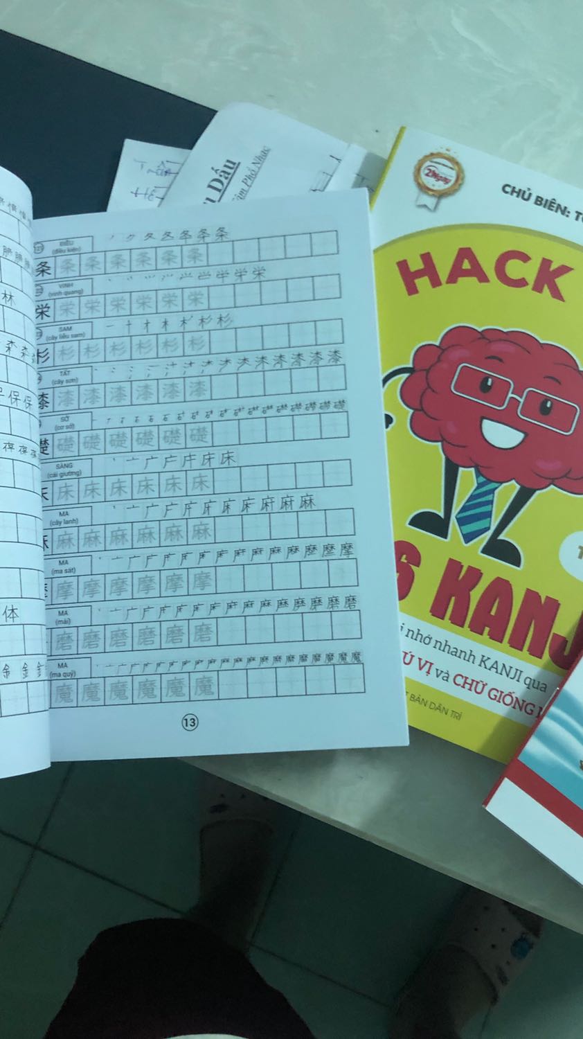 Sách đẹp. Có tặng kèm viết và bộ flash card để học. Còn tặng kèm tập 214 bộ thủ cơ bản, 1 vở luyện viết Kanji