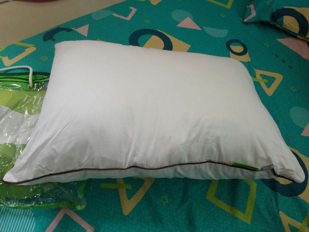 Gối êm , nhưng hơi xẹp , mình nằm gối cao quen rồi nên phải lót thêm 1 gối ở dưới nữa , bù lại thì nằm thoải mái dễ chịu ... hàng đóng gói kỹ . Gối mua về hơi có mùi nên phải giặt sơ lại