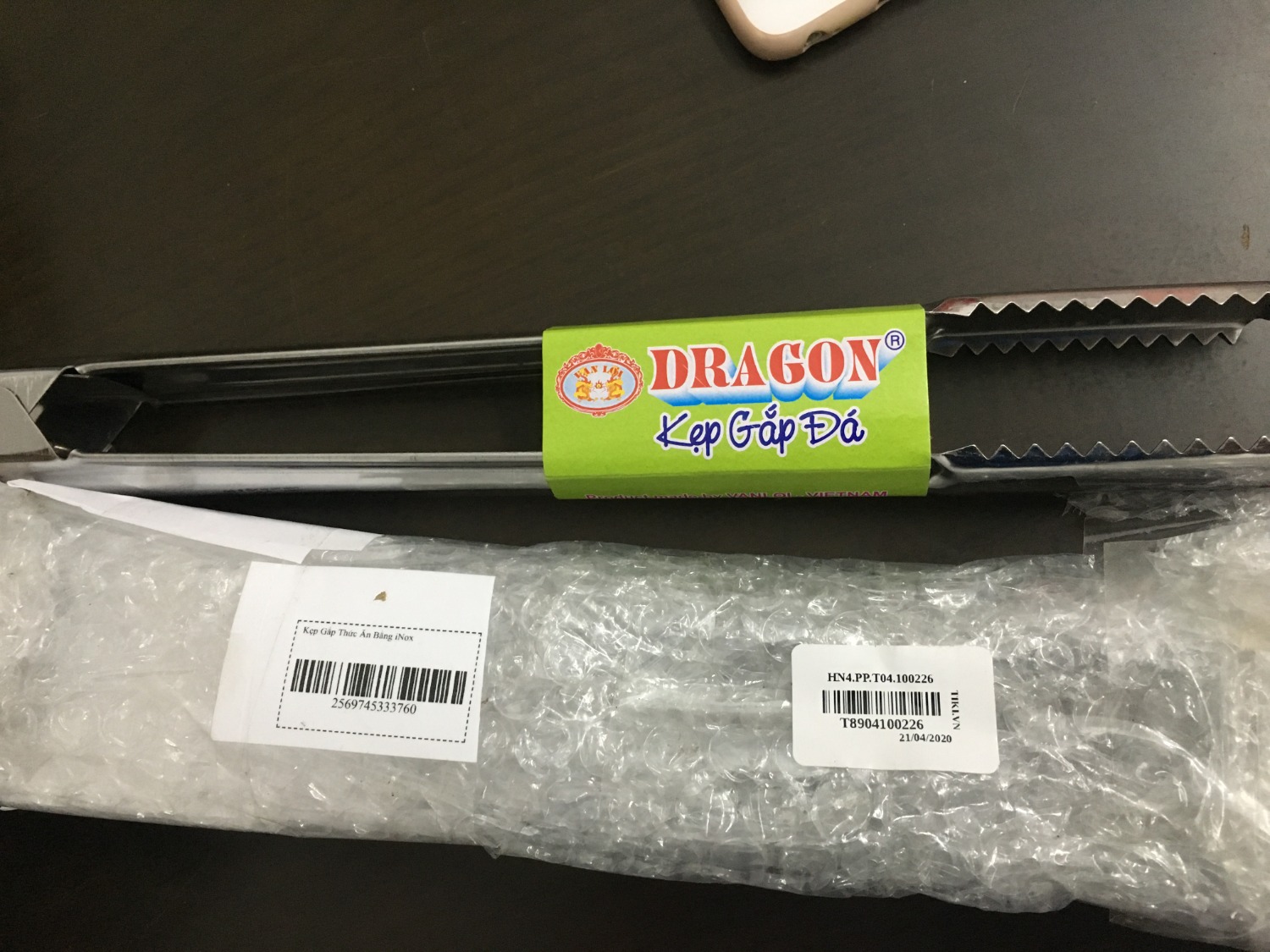 Đây là lần đầu tiên mình bị như vậy khi mua hàng ở Tiki.
Hàng hoàn toàn không giống với hình.
Mình sợ trầy xước nồi nên cố tình mua kẹp ko có răng cưa giờ lại giao như vậy.
Đề nghị có hướng xử lý.
Cám ơn.