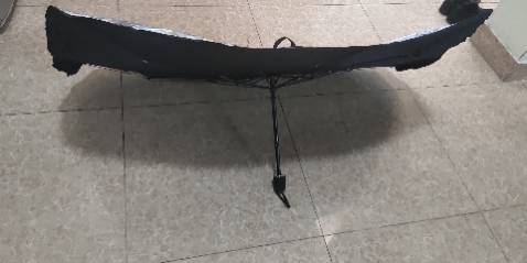 Che được hết kính lái ô tô SUV, trọng lượng phần cán kéo ô bị trũng ở giữa không sát kính lái được. Xe tôi, cái ô này không luồn lên che cho kính chiếu hậu được, phải để bên dưới kính chiếu hậu nên nắng vẫn chiếu vào kính chiếu hậu. Thử đỗ xe ngoài trời nắng, ô ngăn được nắng chiếu trực tiếp vào taplo nhưng nhiệt độ xe vẫn như lò lửa, sờ các bề mặt vẫn nóng ran, kể cả taplo. Có lẽ do xe tôi chưa dán phim cách nhiệt. Các bạn nên mua cả rèm chống nắng xung quanh có lẽ hiệu quả hơn.