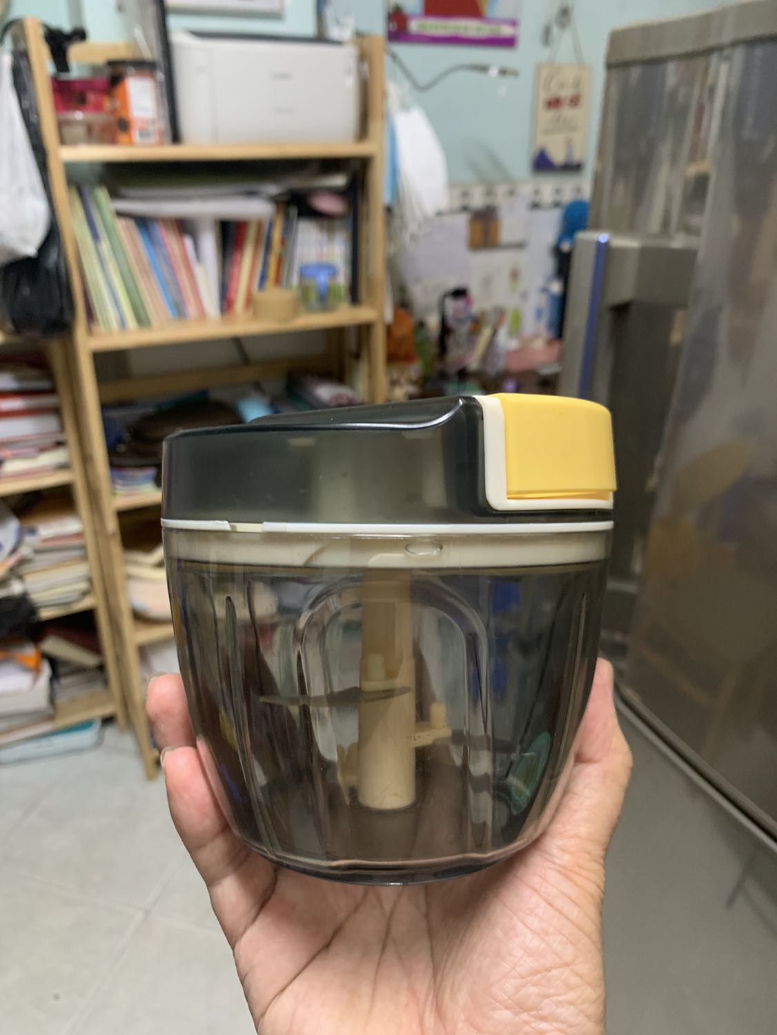 Thật sự sản phẩm rất tốt, nhựa xịn xò, mẫu mã đẹp, dao rất bén, sử dụng và vệ sinh dễ dàng, tiện lợi. Nhưng thật lòng mà nói nhược điểm lớn nhất của sp này là bằng cơ, nếu dùng sp 400ml thì còn được, chứ mình xay tỏi cô đơn hay ớt với sp 650ml, bỏ đầy 2/3 cối xay,  thì phải cần khoảng 150 lần kéo thì tỏi ớt mới đẹp, rất mỏi tay, các chị em nội trợ sẽ gặp vấn đề này nếu cần xay ớt tỏi nhiều một tí. Nếu sp này dùng pin sạc sẽ là hoàn hảo.