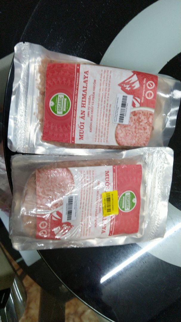 Muối ăn có vị ngọt, không mặn chát như muối bt. Chỉ tiếc là phần đóng gói chỉ có 1 túi là có kèm phiếu giao hàng và trong đó cũng chỉ ghi số lượng 1, còn 1 gói kia bỏ ngoài và không có phiếu giao sp. Không biết như vậy là gói kia ở đâu giao và có đúng sp thật không? nhưng nhìn bao bì bên ngoài thấy cũng giông và mình tin tưởng Tiki nên mình vẫn ok.