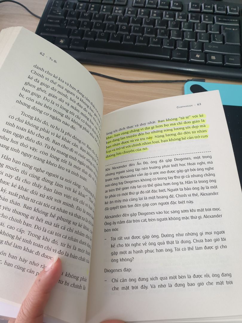 cảm nhận cá nhân mình là "sách phải đọc ít nhất 2 lần. có nhiều tư tưởng hay, mới để suy ngẫm nhưng cũng có nhiều tư tưởng mình thấy mâu thuẫn chưa thấu hiểu hết đc. có nhiều tư tưởng như ủng hộ cái chết nhân đạo hay lên án tử hình một cách tuyệt đối. làm mình cũng phải suy nghĩ nhiều khi nghĩ về những tên tội phạm nguy hiểm và tàn ác. tựa quyển sách là từ bi nên nội dung thì hơi xa vời với ai chưa hiểu từ bi. nếu theo quyển sách mình cũng thấy mình chỉ là 1 người tốt có lòng hướng thiện nhưng cũng chưa đủ để yêu cả những cái ác. yêu cả nhân loại. đọc sách vẫn hay nhưng hơi lặp đi lặp lại ý. chắc muốn nhấn mạnh  với người đọc.