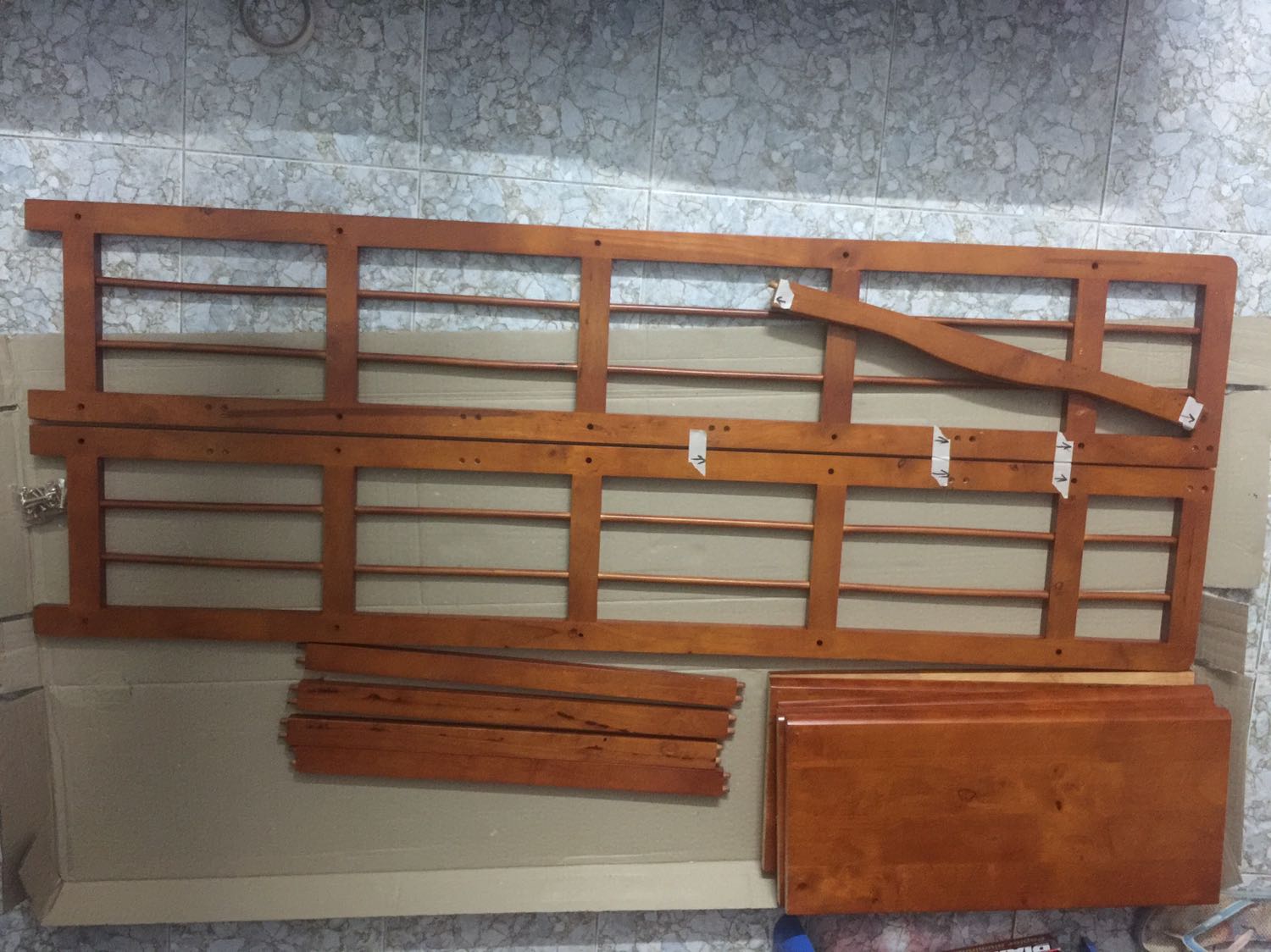 Mình đặt mua kệ này qua Tiki now, giao hàng rất nhanh. Tiki đóng gói rất kĩ và hoàn chỉnh. Nhân viên Tiki nhiệt tình.
Tuy là kệ tự lắp ráp nhưng các chi tiết không được khớp và cân xứng.
Lần đầu giao hàng, vị trí của các lỗ khoan bắt vít bị lệch theo chiều dọc, thanh chắn không hoàn chỉnh. Mình yêu cầu đổi hàng.
Lần sau đổi hàng, các lỗ bắt vít lại bị lệch theo chiều ngang, thanh chắn cũng bị lỗi như trước.
Shop này bán hàng chán thật. Hàng cồng kềnh không đơn giản cho việc đổi trả quá phiền phức. Người mua hàng đâu có kỹ thuật và dụng cụ để điều chỉnh các lỗi này chứ.
Vì đang trong mùa dịch nên không tiện ra cửa hàng mua trực tiếp, còn được lắp ráp thay hoàn chỉnh. Biết làm sao đây.
Mình mua 2 sản phẩm kệ lắp ráp của 2 shop khác nhau nhưng chỉ có nơi đây là không hài lòng.